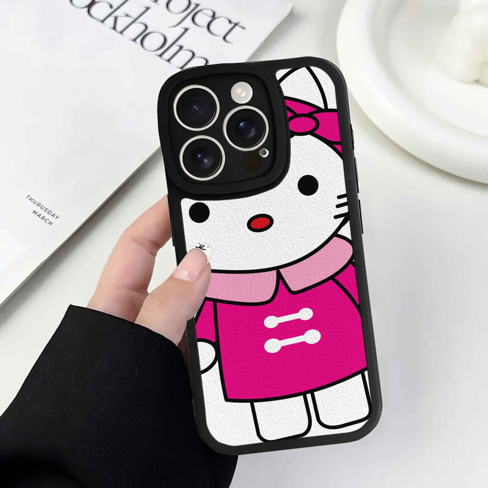 （画像用） Hello Kitty ハローキティ 【iPhone 16シリーズ対応】シリコンスマホケース（レザー調） 材質：シリコン